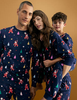 marksandspencer XMS2023 sleapwear T371399JF4 damska pyzamova souprava s motivem Santy 899Kc a T867038XF4 detska pyzamova souprava s 499Kc a T072198 panska pyzamova souprava 999Kc .jpg